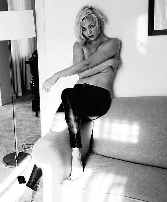 Голая Pom Klementieff